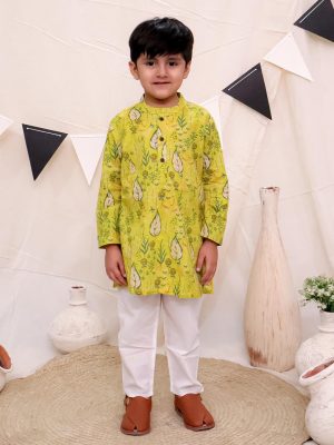 Kamee Motifs Printed Regular Pure Cotton Straight Kurta with Pyjamas-Green