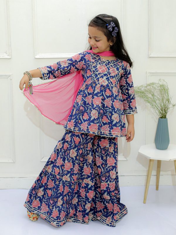 Ka-mee Girls Floral Printed Panelled Gotta Patti Pure Cotton Kurta Set - Image 4