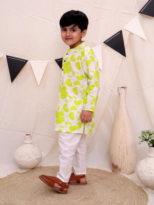 Kamee Motifs Printed Regular Pure Cotton Straight Kurta with Pyjamas-Green - Image 4