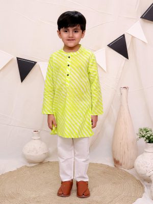Kamee Motifs Printed Regular Pure Cotton Straight Kurta with Pyjamas-Green